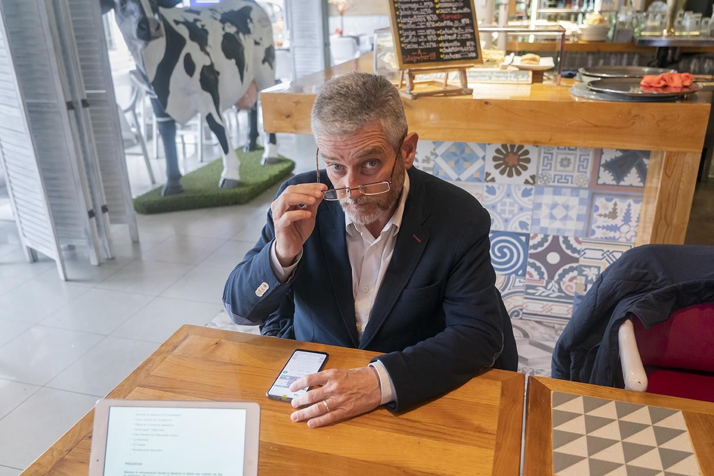 Ceruti, contestando mensajes antes de comenzar la entrevista.