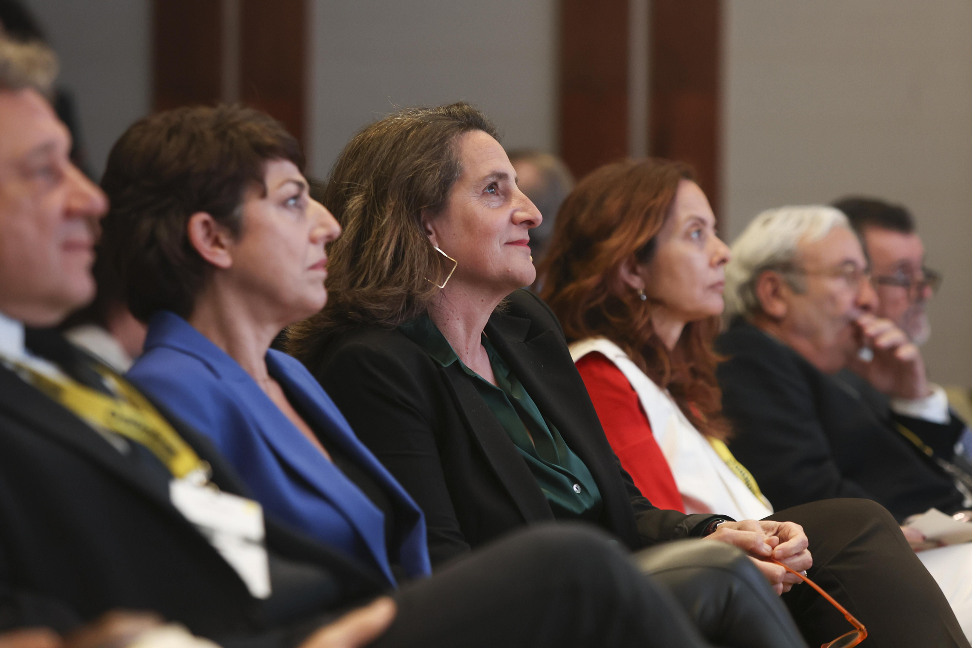 Juan Checa, director general de elDiario.es; Rosalía Lloret, CEO de elDiario.es; Teresa Ribera, vicepresidenta primera y comisaria de Competencia de la Comisión Europea; Neus Tomàs, directora adjunta de elDiario.es; José Sanclemente, presidente de elDiario.es; Arsenio Escolar, director de Relaciones Institucionales de elDiario.es