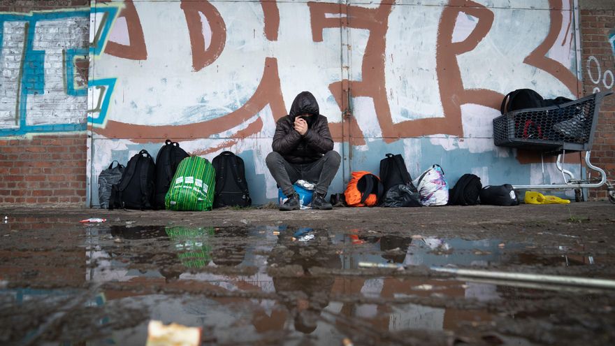 Frío, desalojos y falta de baños: la vida de los migrantes que esperan cruzar de Francia a Reino Unido