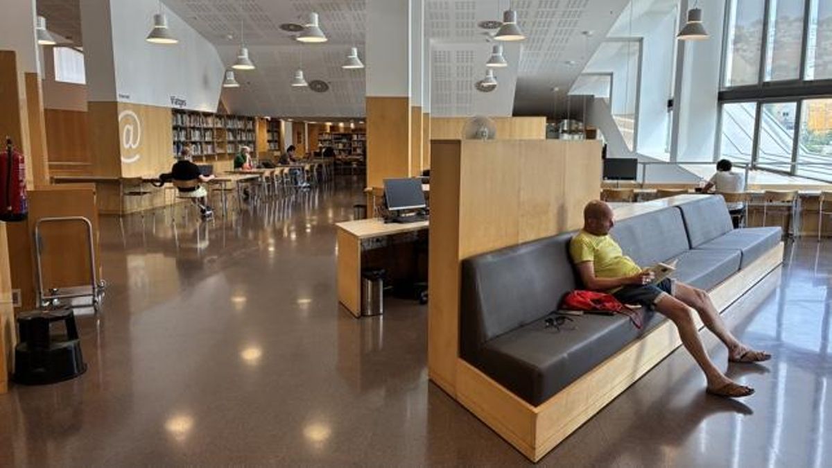 Interior de la biblioteca pública Jaume Fuster, en Barcelona
