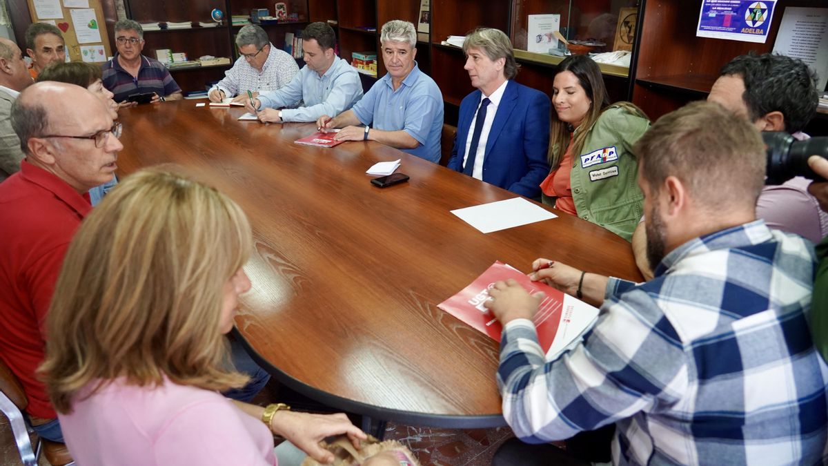 El secretario general del PSOE en CyL, Carlos Martínez, se reúne con trabajadores de la planta de Azucarera de La Bañeza, junto a otros miembros del partido.