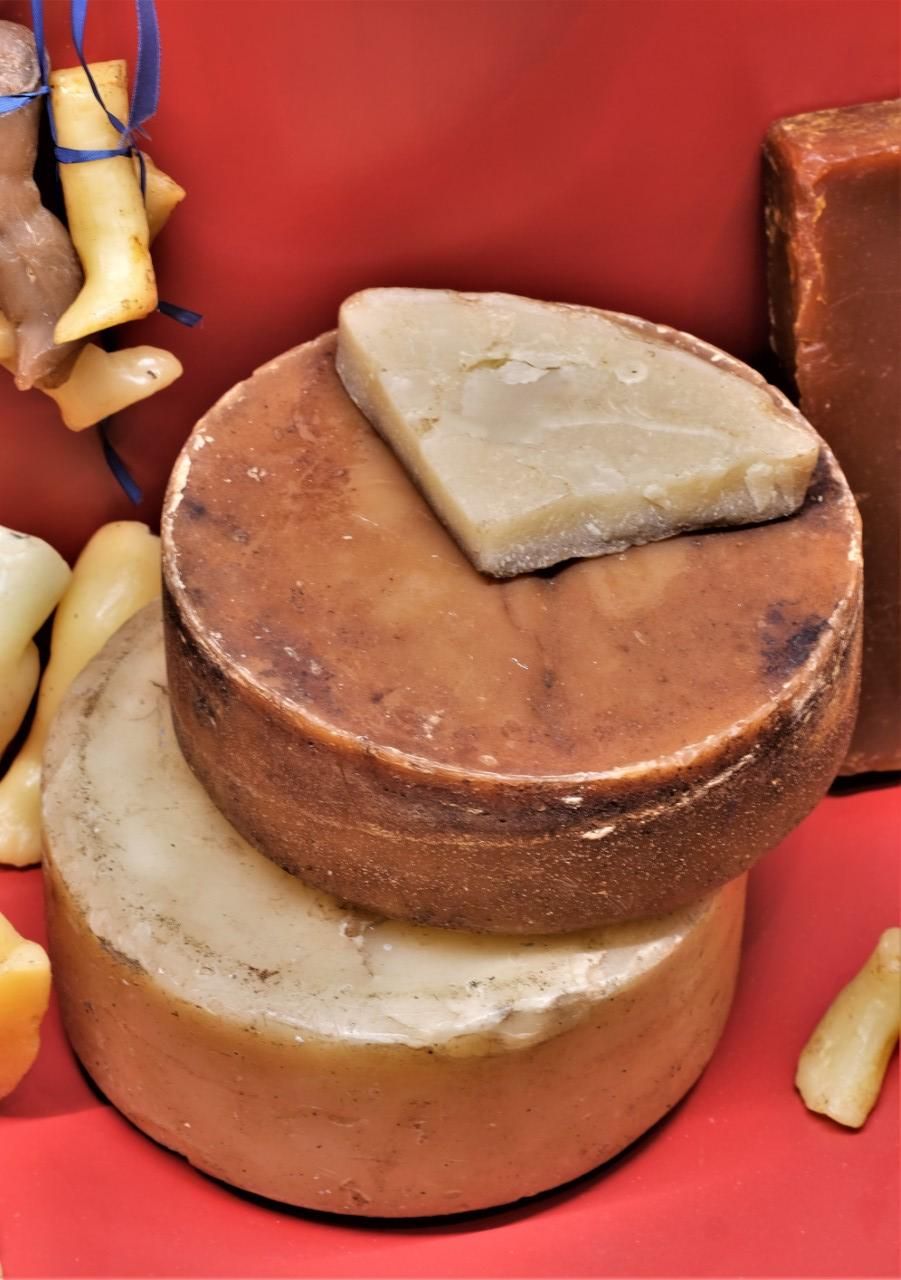 Exvoto  de cera en forma de queso. Museo Camarín de la Virgen de Las Nieves. Foto: Juan Manuel Fernández.