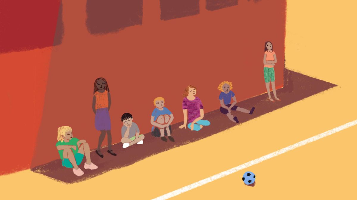 Los niños se ven obligados a permanecer en el poco espacio de sombra que hay en un colegio de Arganzuela