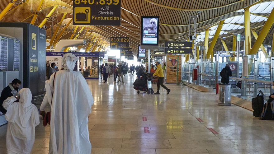 Varios pasajeros caminan por las instalaciones de la Terminal 4 del aeropuerto Madrid-Barajas Adolfo Suárez, en Madrid (España), a 12 de enero de 2021. Las conexiones del aeropuerto Madrid-Barajas Adolfo Suárez siguen este martes sufriendo cancelaciones p