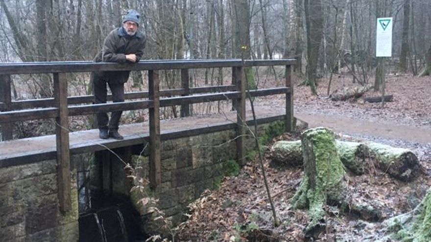 Yo en el puente para cruzar a la otra orilla