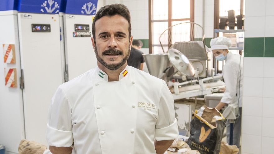 El artesano campeón del mundo, en su panadería de Lebrija.