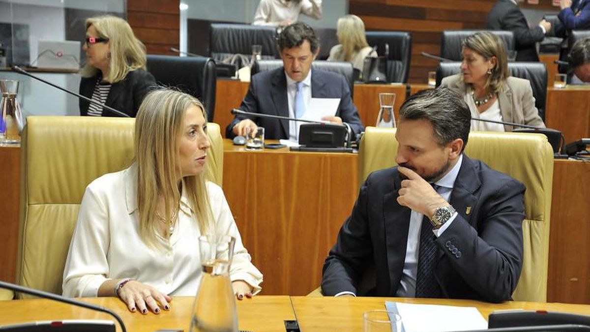 La presidenta de la Junta de Extremadura, María Guardiola, junto al consejero de Presidencia, Abel Bautista, en el pleno de este jueves, que ha derogado la ley de Memoria Histórica