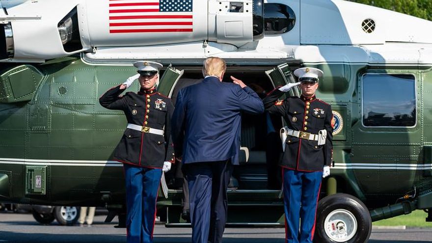 Donald Trump se sube al Marine One.