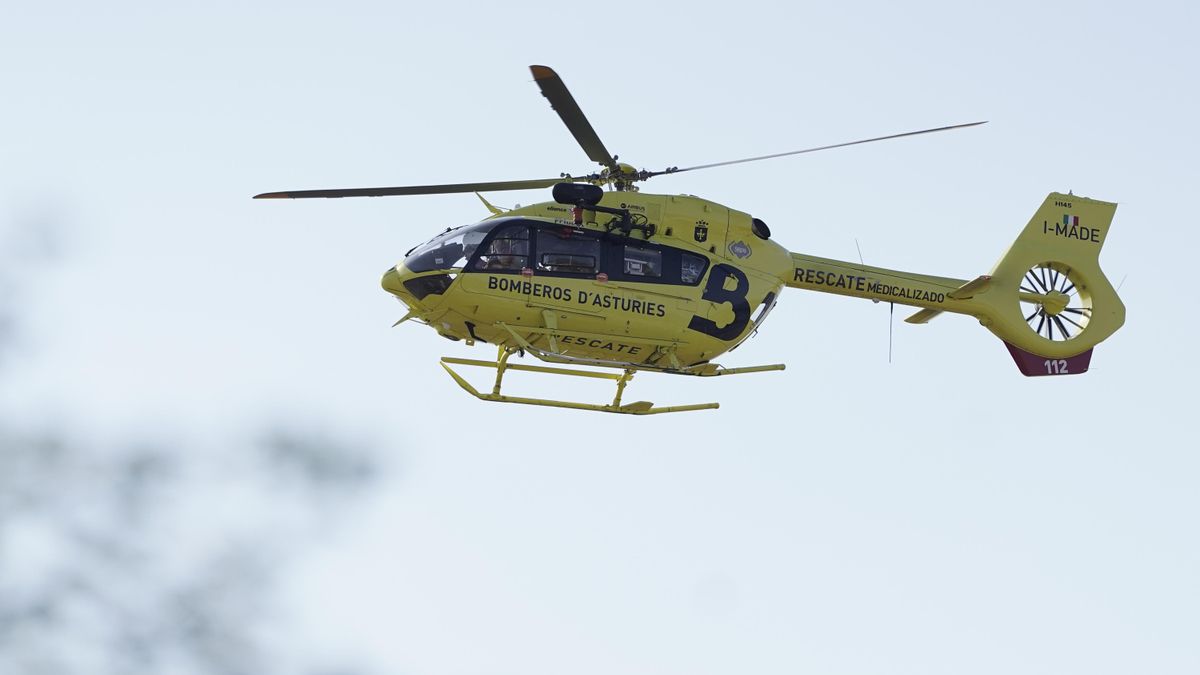 Un helicóptero de Bomberos de Asturias que participa en las labores de extinción de incendios en el suroccidente.
