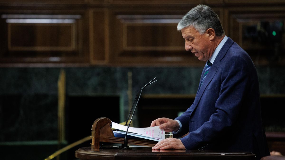 Un senador andaluz del PP, sobre el fallo en los cribados de cáncer: "Tienen que dimitir los médicos, no Juanma Moreno"