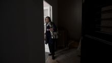 Berta Sichel, una de las vecinas que tuvo que dejar el edificio de García Paredes, mira las obras en la que fue su casa durante más de 16 años. / Fernando Sánchez