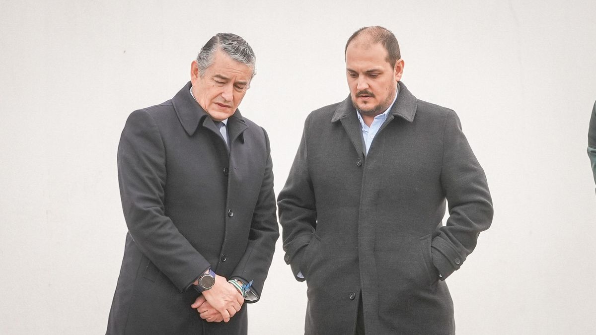 El consejero de Sanidad, Antonio Sanz, junto al alcalde de Adamuz, Rafael Moreno, este miércoles 18 de febrero.