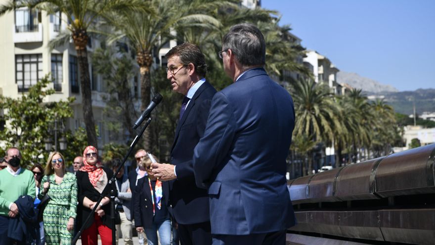 El presidente del PP, Alberto Núñez Feijóo (i) y el presidente de Ceuta, Juan Jesús Vivas (d).