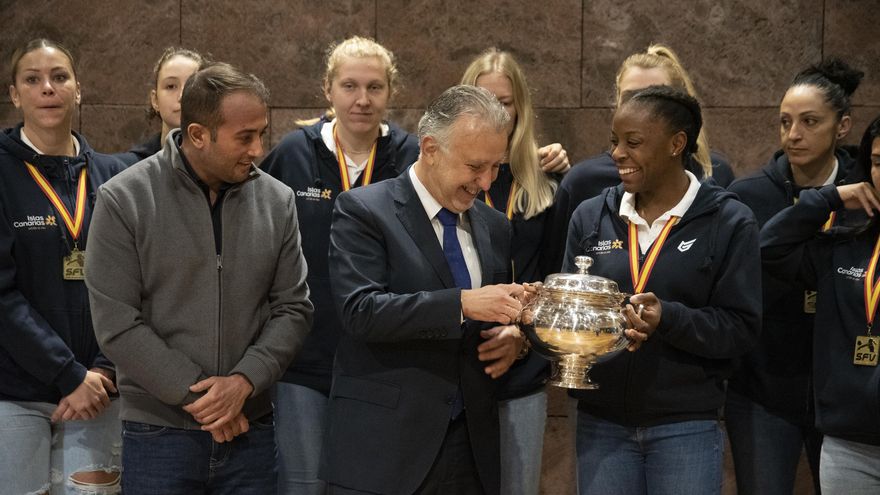 Reconocimiento institucional para el CV Haris por su tercera Copa de la Reina