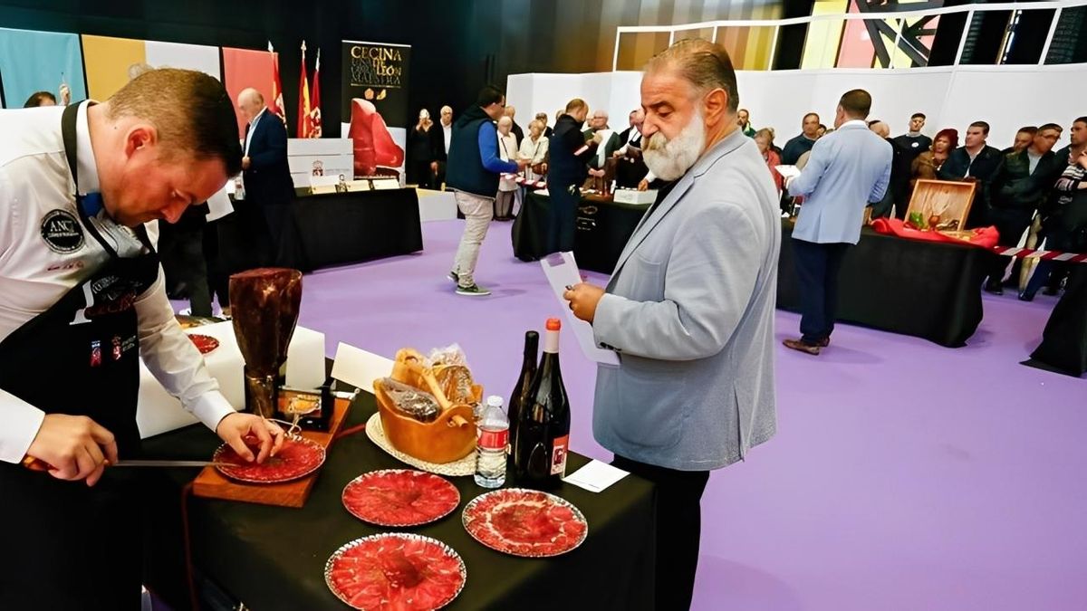 Cortadores de Cecina de León en vivo en la Feria de los Productos de León del Palacio de Exposiciones.
