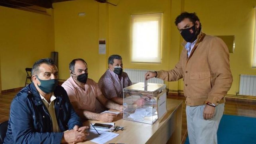 El candidato Javier Santiago Vélez votando en las primarias del PP de León en Sahagún. Foto: Sahagún Digital