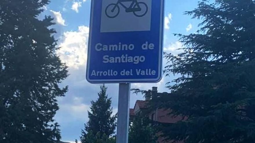 La errata se repitió en el otro cartel del carril bici en Trobajo del Camino.