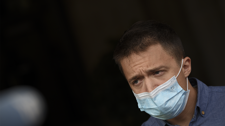 El líder de Más País, Íñigo Errejón, atiende a los medios frente al Ayuntamiento de Valencia, a 15 de octubre de 2021, en Valencia, Comunidad Valenciana (España).