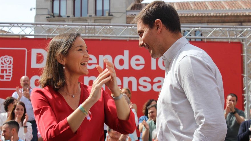 El candidato del PSOE a la Presidencia de la Comunidad de Madrid, Juan Lobato, y la candidata del PSOE a la Alcaldía de Madrid, Reyes Maroto, en un mitin de campaña.