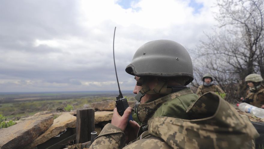 Un soldado ucraniano vigila su posición cerca de la localidad de Horlivka, en el área de Donetsk, la semana pasada.