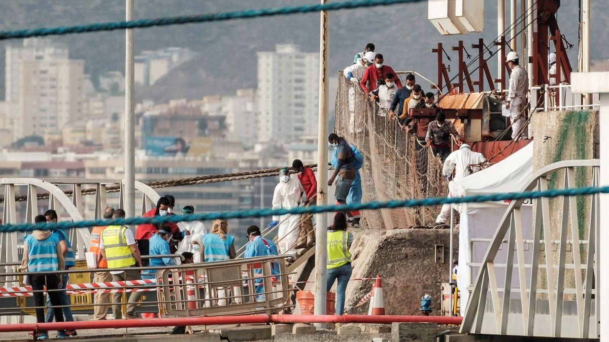 El carguero Ever Grace tras su llegada al puerto de Las Palmas de Gran Canaria con los supervivientes del naufragio