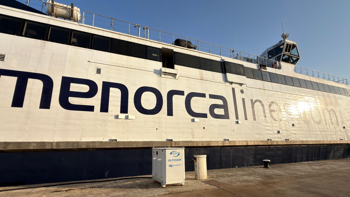 El port d'Alcúdia realitza la seva primera connexió elèctrica de baixa tensió a un vaixell