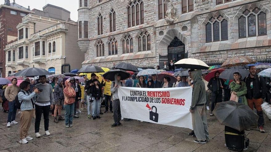 Un centenar de personas reclama bajo la lluvia en León un giro radical hacia la protección del derecho a la vivienda