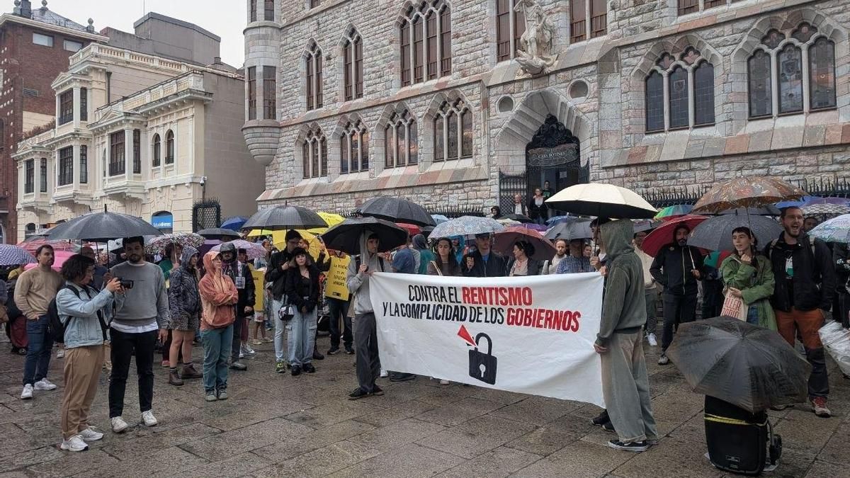 Un centenar de personas reclaman bajo la lluvia en León un giro radical hacia la protección del derecho a la vivienda