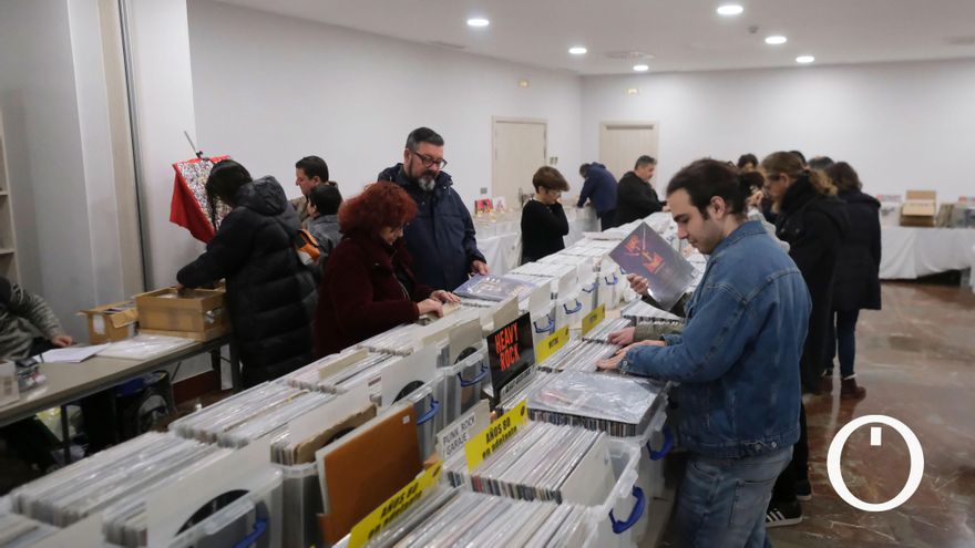 Aficionados compran vinilos en una feria del disco en Córdoba