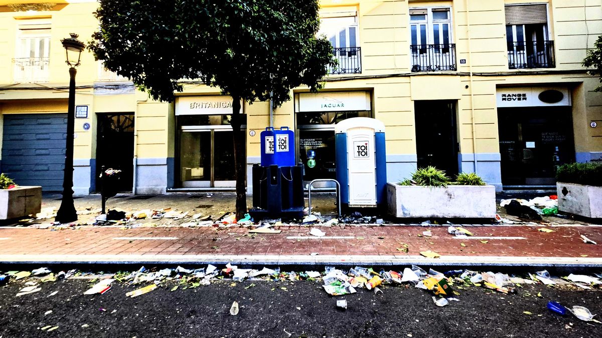 Una calle de Russafa llena de suciedad y orines este domingo a las 9.15 horas.