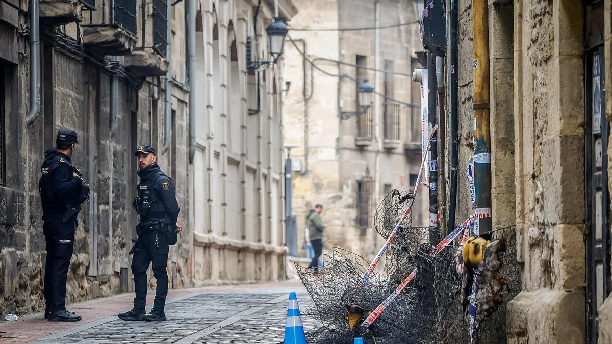 Dos agentes custodian la entrada del edificio en el que se ha producido el incendio, a 11 de marzo de 2026, en Miranda de Ebro, Burgos.