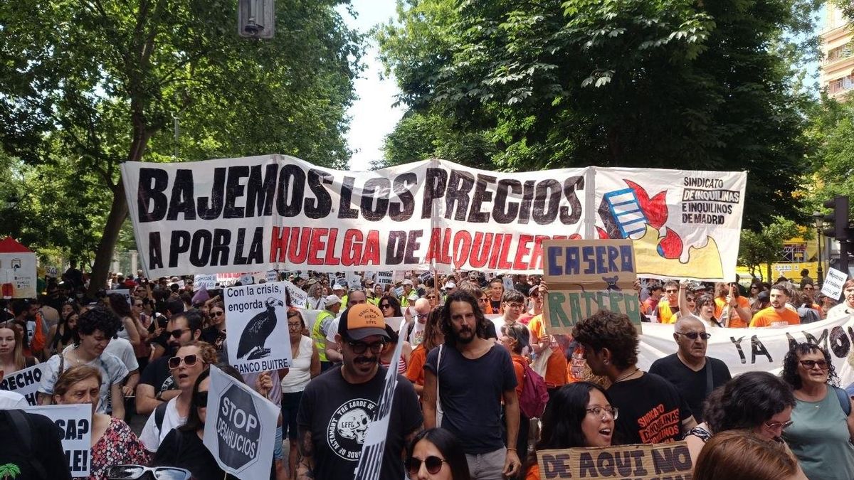 Miles de personas toman el centro de Madrid convocadas por el Sindicato de Inquilinas para exigir una regulación de los precios de la vivienda.