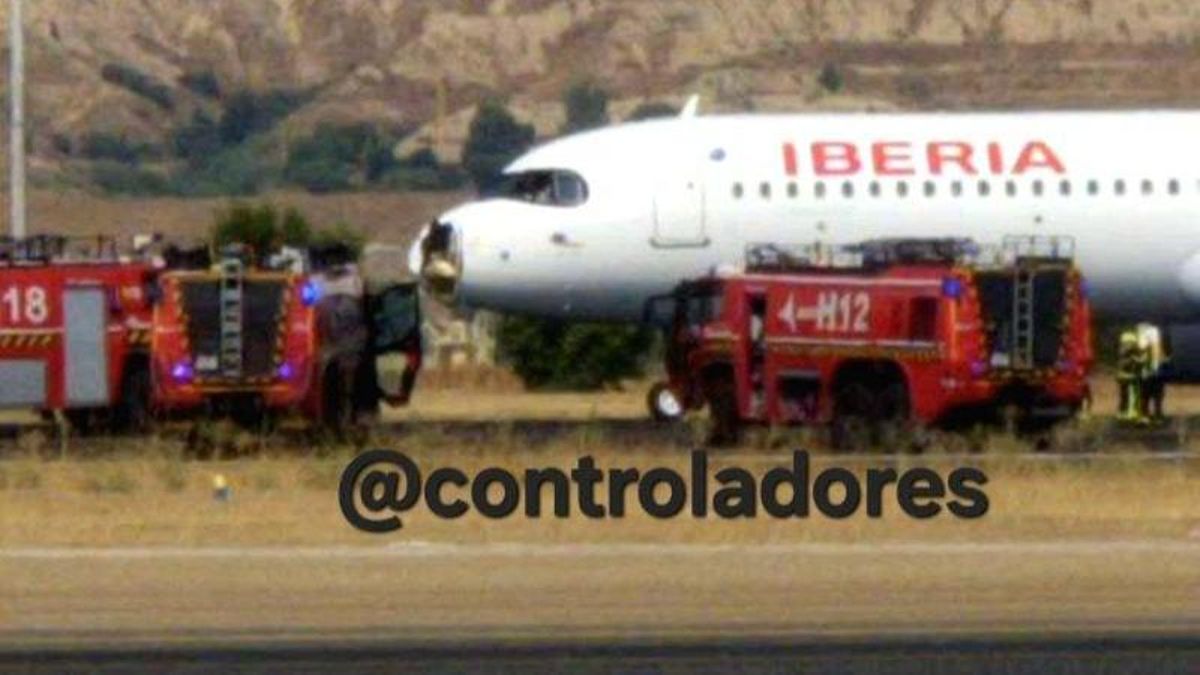 Un avión de Iberia aterriza de emergencia en Barajas después de colisionar con un pájaro