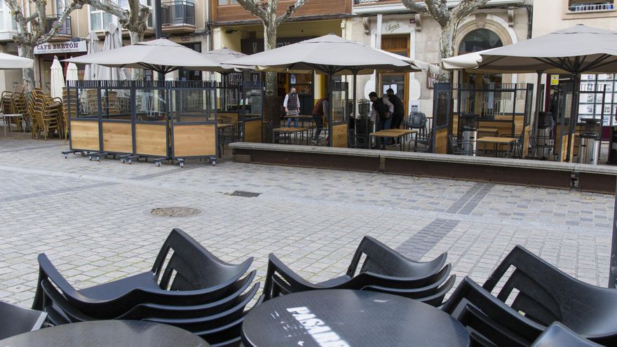 Un camarero recoge su establecimiento a las 17. 00 horas el día de la entrada en vigor de nuevas restricciones impuestas por el gobierno de la Rioja, en Logroño, la Rioja, (España), a 16 de enero de 2020. A partir de este 16 de enero los comercios, hostel
