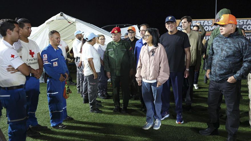 Delcy Rodríguez saluda a integrantes de la Cruz Roja en Caracas (Venezuela).