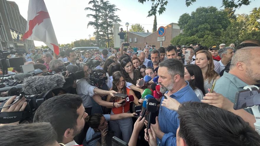 El líder de Vox, Santiago Abascal, hace declaraciones a los medios en la manifestación contra Sánchez convocada en Moncloa