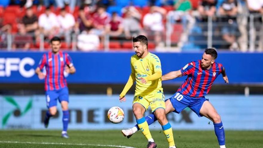 Las Palmas roza el triunfo en su visita al líder