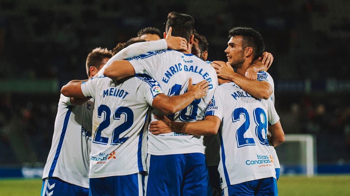 Los blanquiazules, celebrando la victoria en el Heliodoro