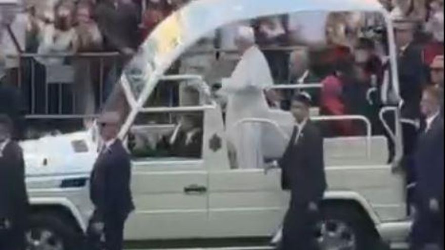 El Papa llega al Estadio de Gran Canaria para dar una misa multitudinaria.