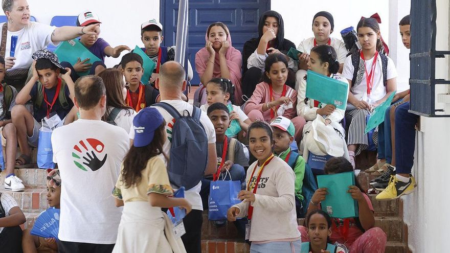 La llegada de los 131 niños saharauis que pasarán el verano en Córdoba, en imágenes