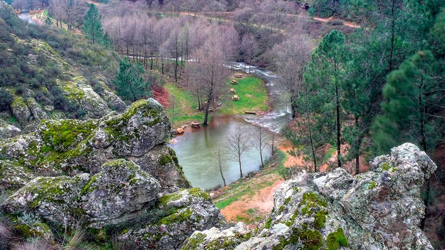 La ruta de Cáceres que desciende por un desfiladero por un territorio geológico protegido y condecorado como Sendero Azul