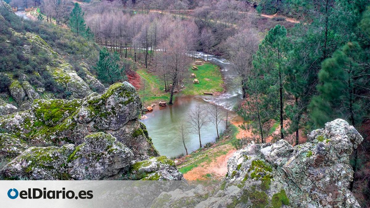 La ruta de Cáceres que desciende por un desfiladero por un territorio geológico protegido y condecorado como Sendero Azul