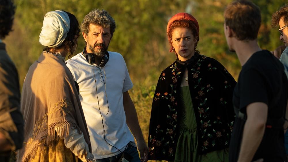 Alberto Rodríguez y Patricia López Arnaiz, en el rodaje de La Peste