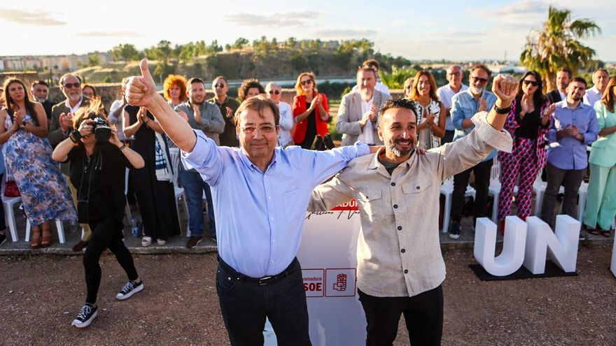 El presidente de la Junta de Extremadura y candidato del PSOE, Guillermo Fernández Vara, y el candidato del PSOE de Badajoz, Ricardo Cabezas, en un acto público de precampaña