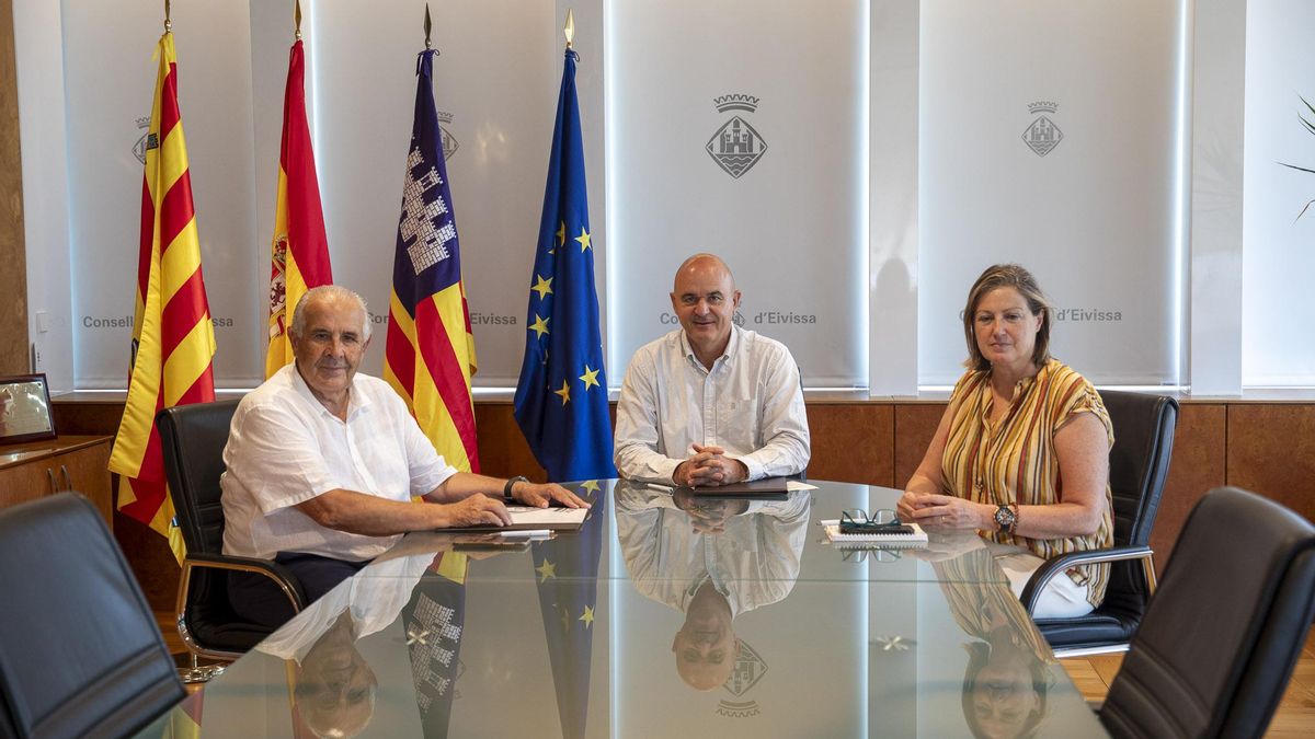 Moment de la firma del conveni entre Consell d’Eivissa i Càritas