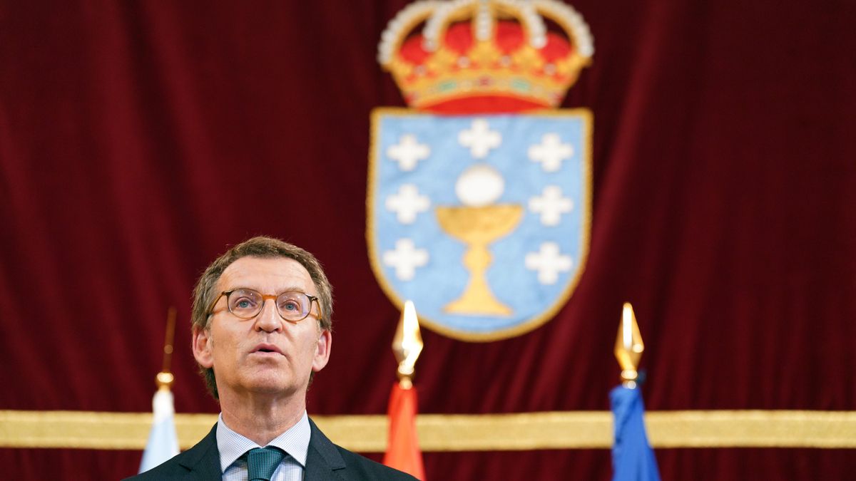 El presidente de la Xunta de Galicia, Alberto Núñez Feijóo, en el acto en que ha presentado su carta de renuncia ante el jefe del Legislativo gallego, en el Pazo de Raxoi, a 29 de abril de 2022, en Santiago de Compostela, A Coruña, Galicia (España).