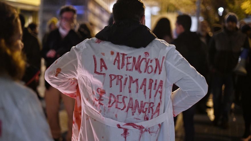 Unos médicos de atención primaria protestan en el centro de salud de Lavapiés, a 22 de diciembre de 2022, en Madrid (España).