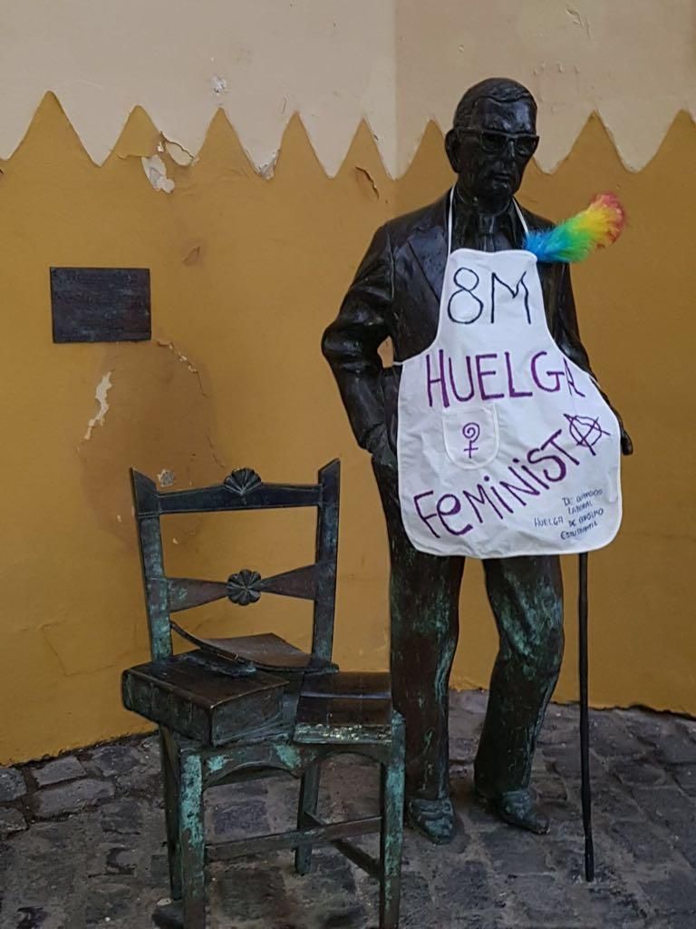 Escultura del escritor Néstor Álamo al lado de la Casa de Colón en Las Palmas de Gran Canaria.