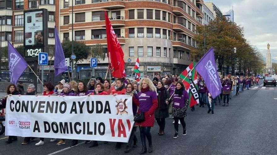 Siete años de sueldos congelados para las trabajadoras: "Es una vergüenza la situación de la ayuda a domicilio de Bizkaia"