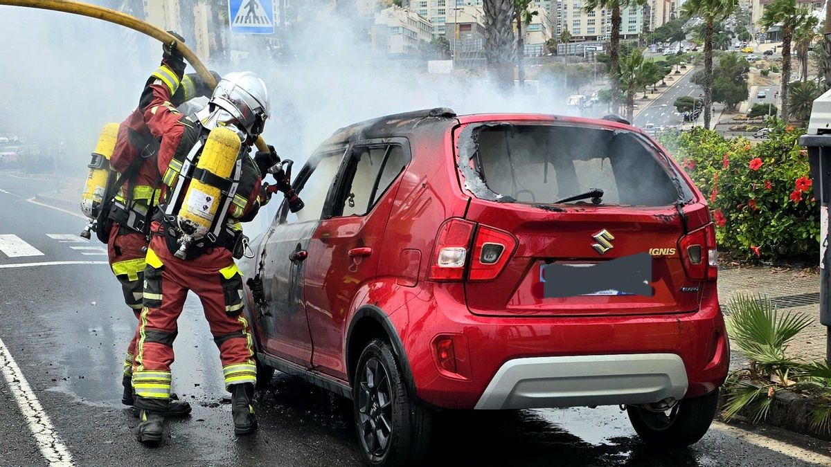 Incendio en plena vía de un vehículo en la entrada del barrio de La Minilla, en Las Palmas de Gran Canaria.